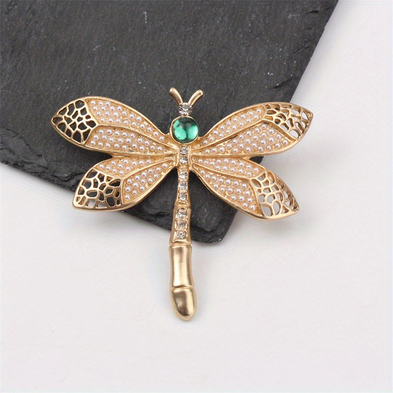 Add a touch of vintage charm with this exquisite Golden Dragonfly Brooch, crafted from luxurious alloy and enamel. Perfect for embellishing dresses, sweaters, and suits with a retro flair. This elegant accessory features a stunning golden dragonfly