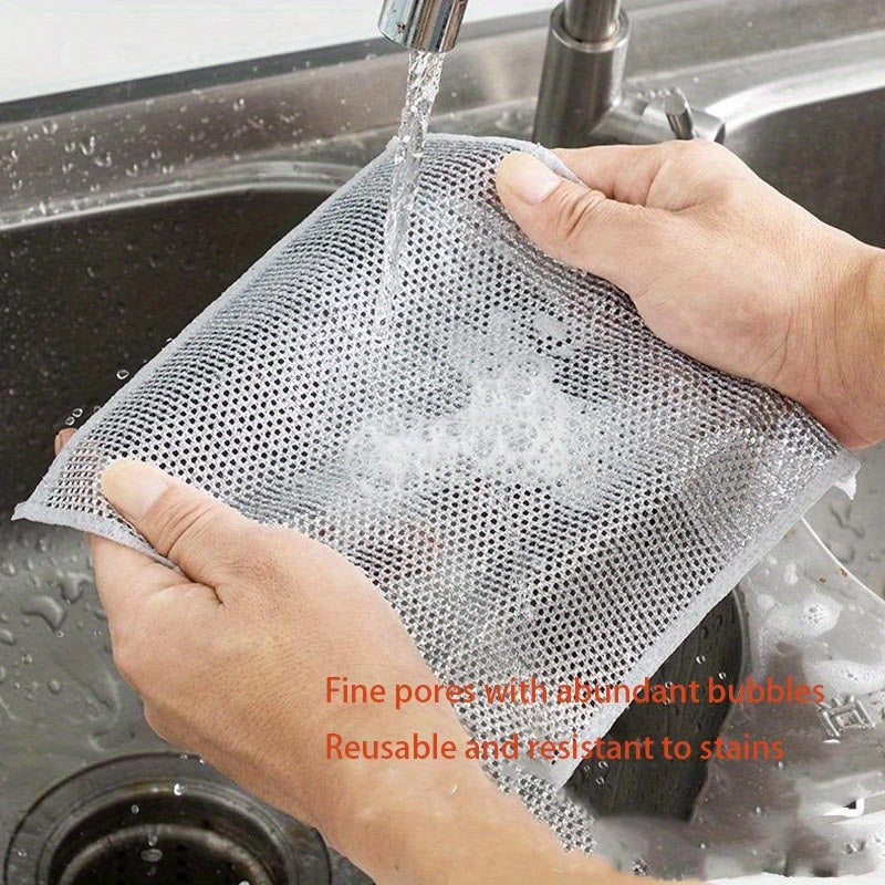 The kitchen stove cleaning cloth is crafted from silver wire, while the steel wire dishwashing cloth is oil-proof and ideal for removing oil and dirt. These cloths are part of the Golden Wire and Silver Wire cleaning cloth collection.