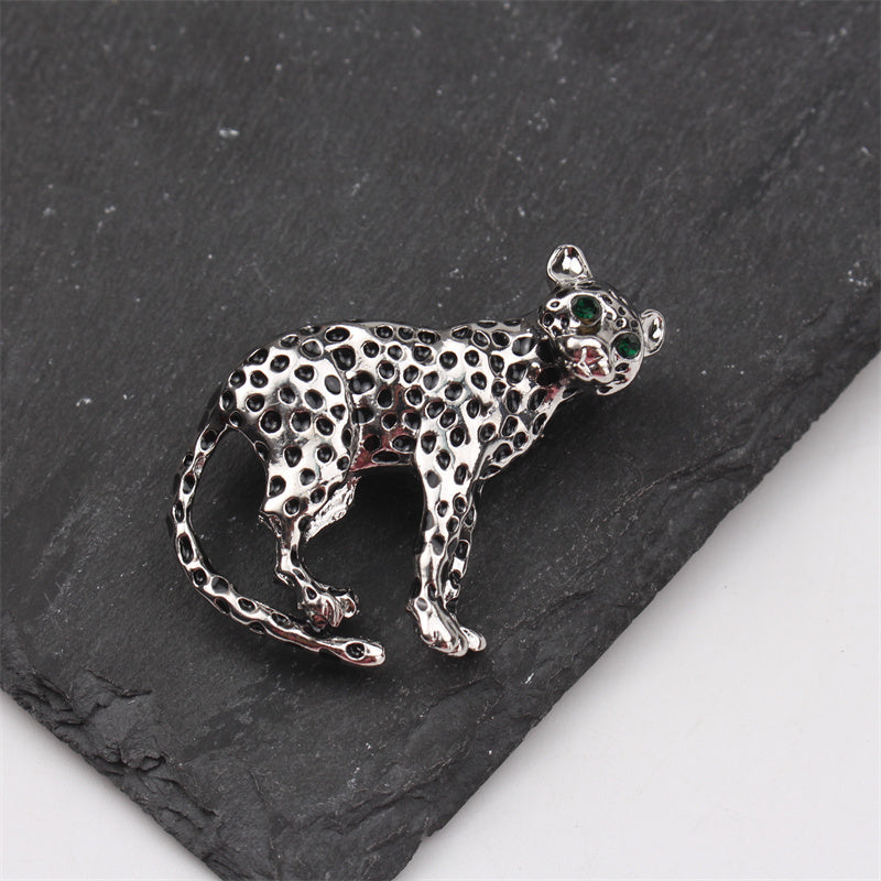 Emal Leopard Brosh Pin: Klassik Vintage Aksessuar - Zamonaviy Hayvon Ilhomlangan Yangilik Aksessuari.