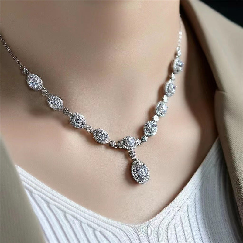 Sophisticated and timeless, this vintage-style 18K golden plated necklace features an elegant 925 silver chain with a stunning 3ct moissanite flower pendant. Perfect for any occasion, whether it's Valentine's Day, anniversaries, or daily wear, this piece