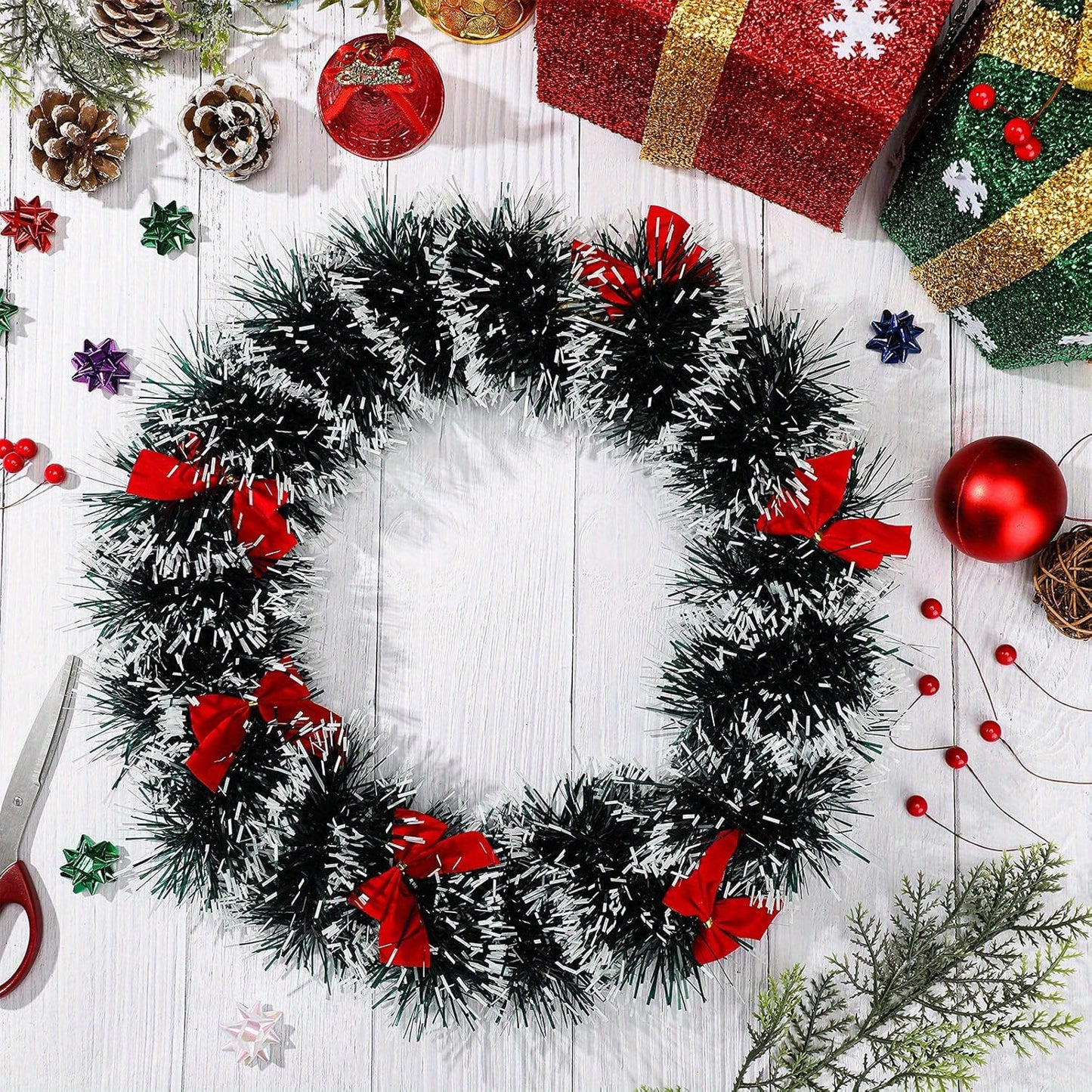 6.0 meter Christmas tinsel garland with bows made of plastic for indoor and outdoor decoration, suitable for fireplace, mantel, and staircase, without electricity or feathers.