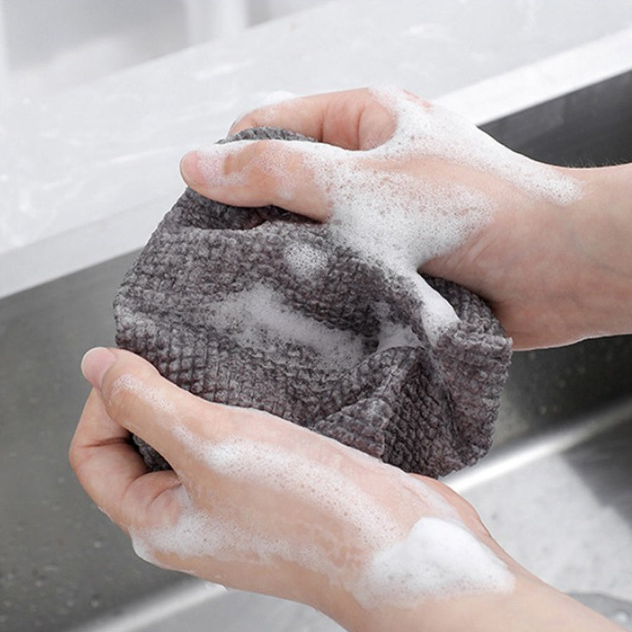 1 roll containing 25 single-use microfiber cleaning wipes for household kitchen use, serving as a convenient dishcloth or paper towel replacement option.