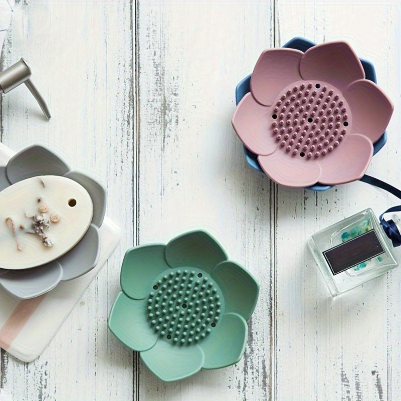 Silicone soap dish designed in the shape of a lotus flower, equipped with a drain for quick drying. Convenient and space-saving bathroom accessory.