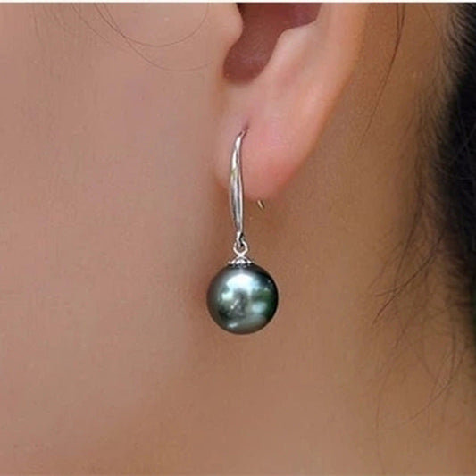 Vintage-inspired S925 sterling silver dangle earrings featuring a stunning 12mm black-green pearl pendant. Perfect for parties, banquets, and formal occasions, these earrings make the ideal gift for daughters, girlfriends, wives, moms, and friends.