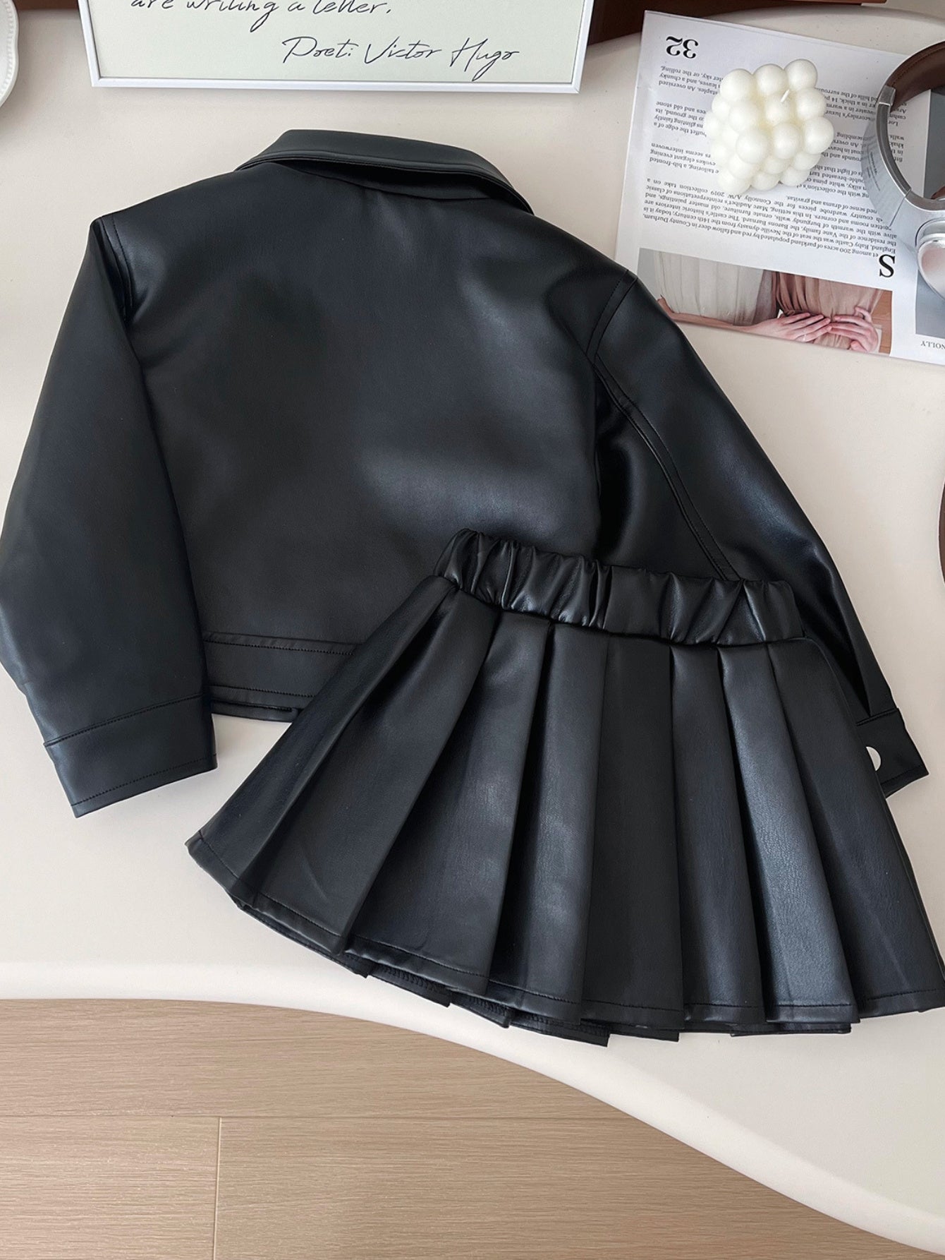 Kids' set with faux leather jacket and pleated skirt, peplum top in solid color, ideal for spring/fall. Made of 73% polyurethane, 24% polyester, and 3% non-stretch woven fabric.