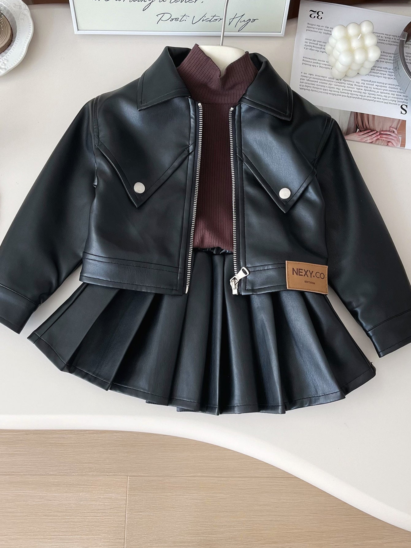 Kids' set with faux leather jacket and pleated skirt, peplum top in solid color, ideal for spring/fall. Made of 73% polyurethane, 24% polyester, and 3% non-stretch woven fabric.