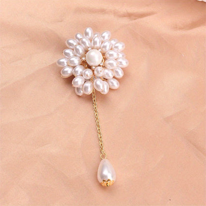 The Elegant Pearl Flower Brooch Pin with Fringe Chain is a charming and unique fashion accessory. Made from imitation pearls in an irregular shape, this brooch features genuine pearl material for an added touch of sophistication.