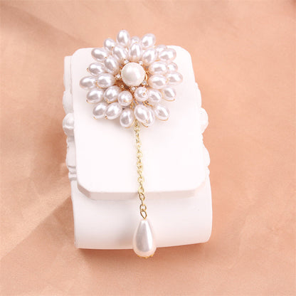 The Elegant Pearl Flower Brooch Pin with Fringe Chain is a charming and unique fashion accessory. Made from imitation pearls in an irregular shape, this brooch features genuine pearl material for an added touch of sophistication.