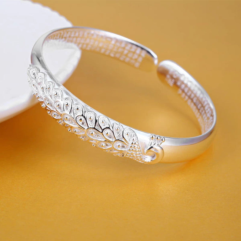 This elegant and versatile S999 sterling silver open bracelet is adjustable, fashionable, and simple in style. It is the perfect gift for your loved ones, including lovers, mothers, daughters, and for special occasions like parties, Valentine's Day, or