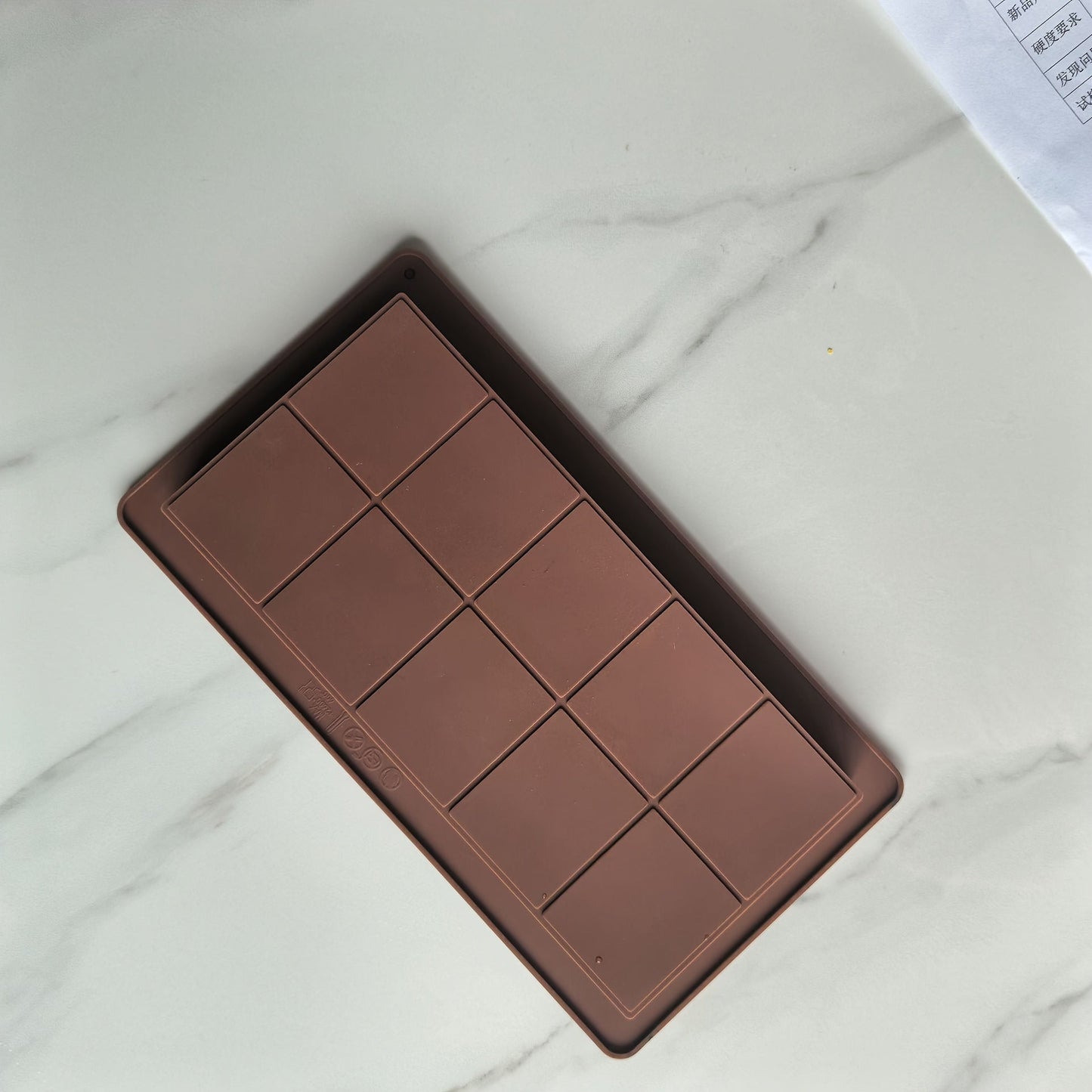 Make your own protein bars and candy with ease using this silicone chocolate mold. It is latex-free, making it safe for all users. Perfect for occasions like Christmas, Thanksgiving, and Mother's Day. The mold is easy to release and clean, making for