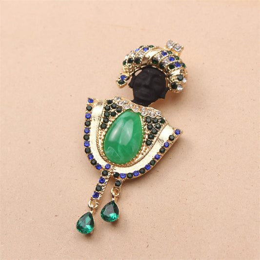 Luxurious Vintage-Inspired Brooch adorned with Emerald Green Rhinestones and Enamel, Quirky Figural Pin, Exclusive Fashion Accessory for Women, Distinctive Statement Jewellery Gift.