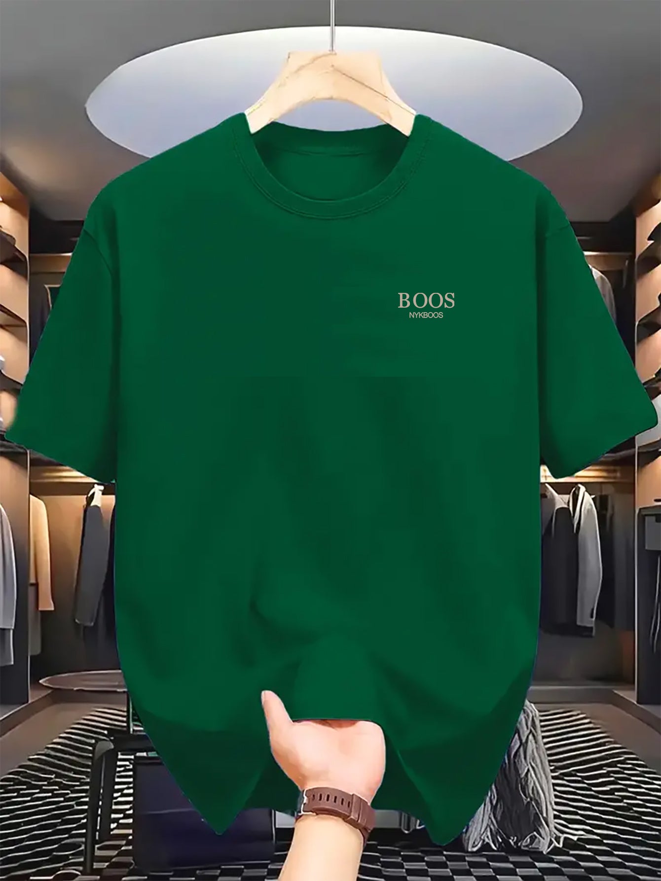 Yozgi sport va mashg'ulotlar uchun ideal, nafas oladigan polyesterdan tayyorlangan "BOOS" printli dengiz ko'k rangli erkaklar uchun crew neck futbolkasi.