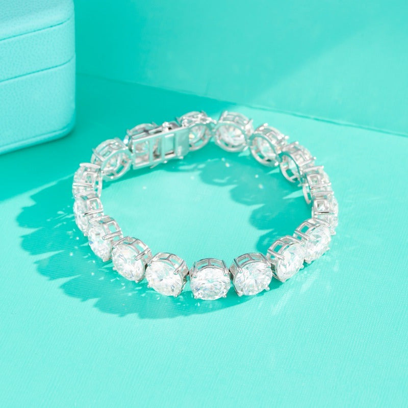 Spark Grow's 85ct Moissanite Bracelet, adorned with 1pc sparkle, features an 18K Golden Plated chain on a 925 Silver base. With its Boho Cute Style, this unisex fashion accessory is perfect for both daily wear and special occasions. This versatile piece