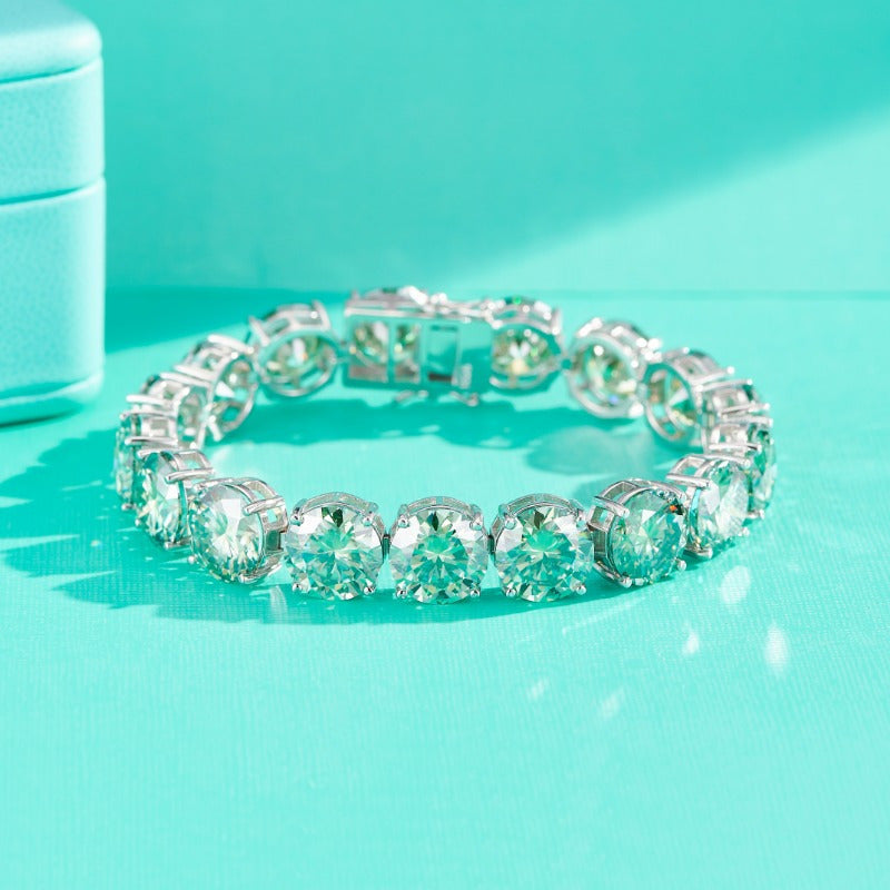 Spark Grow's 85ct Moissanite Bracelet, adorned with 1pc sparkle, features an 18K Golden Plated chain on a 925 Silver base. With its Boho Cute Style, this unisex fashion accessory is perfect for both daily wear and special occasions. This versatile piece