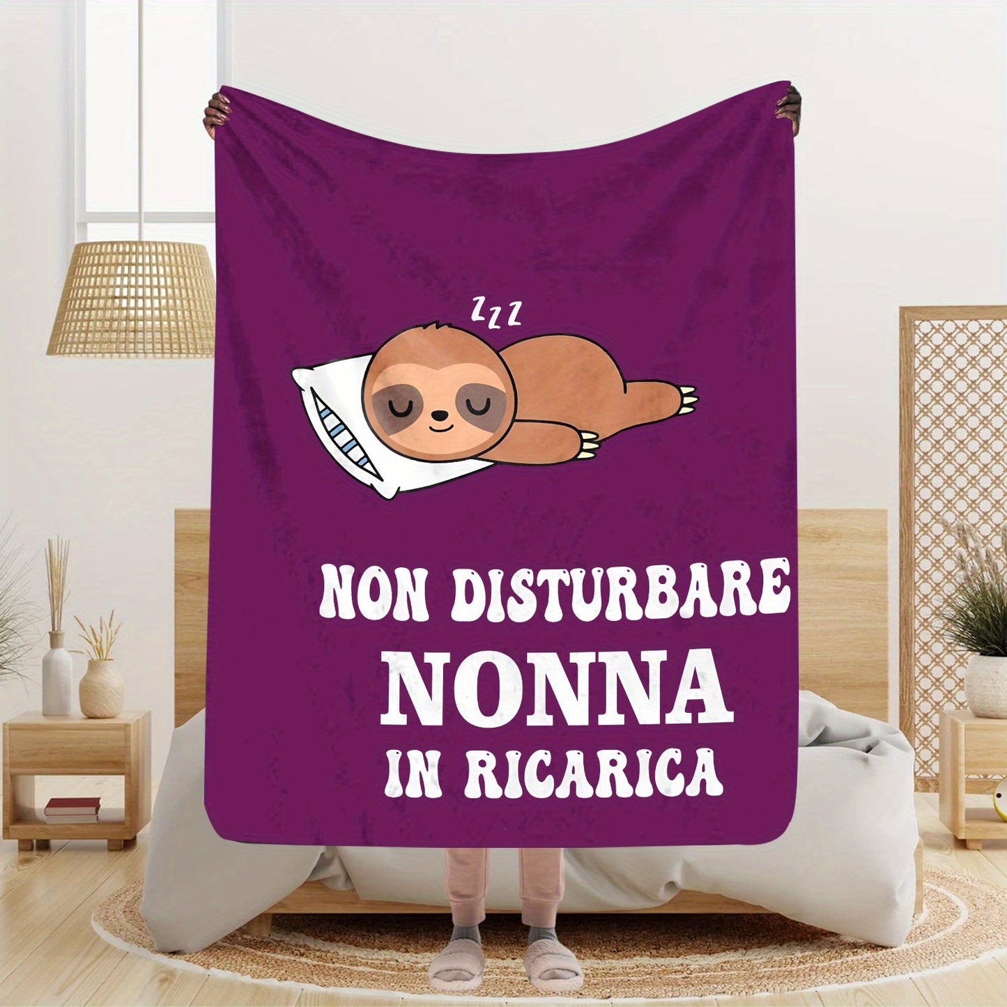 Italian Quote "Non Disturbare Nonna in Ricerica" Purple Cartoon Sloth Print Soft Flannel Fleece Throw Blanket, Perfect for All Seasons, Made with Cozy Knitted Polyester. Ideal Bedding Gift for Grandmothers on Birthdays, Anniversaries, or Holidays.