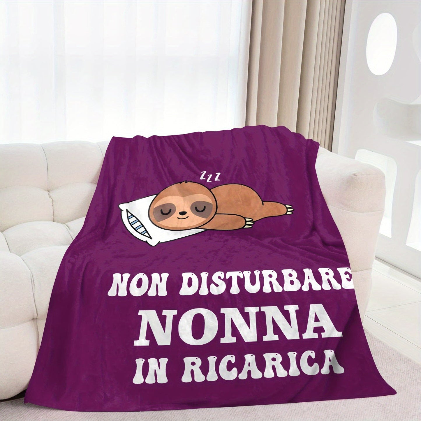 Italian Quote "Non Disturbare Nonna in Ricerica" Purple Cartoon Sloth Print Soft Flannel Fleece Throw Blanket, Perfect for All Seasons, Made with Cozy Knitted Polyester. Ideal Bedding Gift for Grandmothers on Birthdays, Anniversaries, or Holidays.