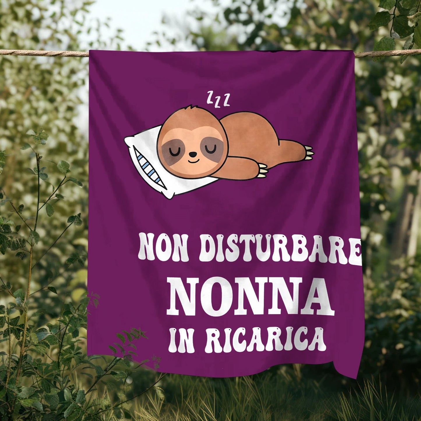 Italian Quote "Non Disturbare Nonna in Ricerica" Purple Cartoon Sloth Print Soft Flannel Fleece Throw Blanket, Perfect for All Seasons, Made with Cozy Knitted Polyester. Ideal Bedding Gift for Grandmothers on Birthdays, Anniversaries, or Holidays.