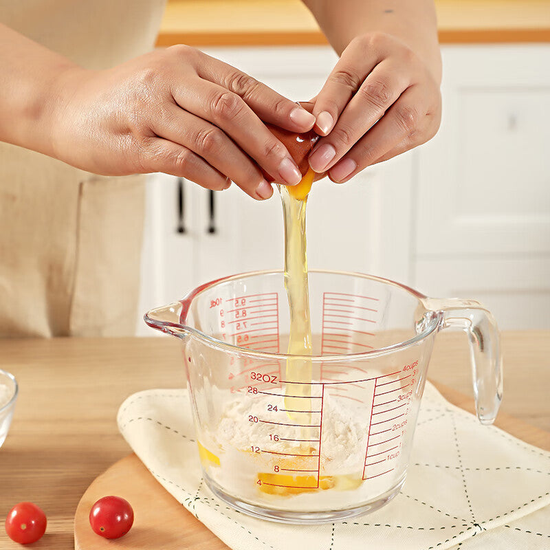 500ml heat-resistant glass measuring cup: precise scale, ergonomic handle, microwave/oven safe for baking/cooking.