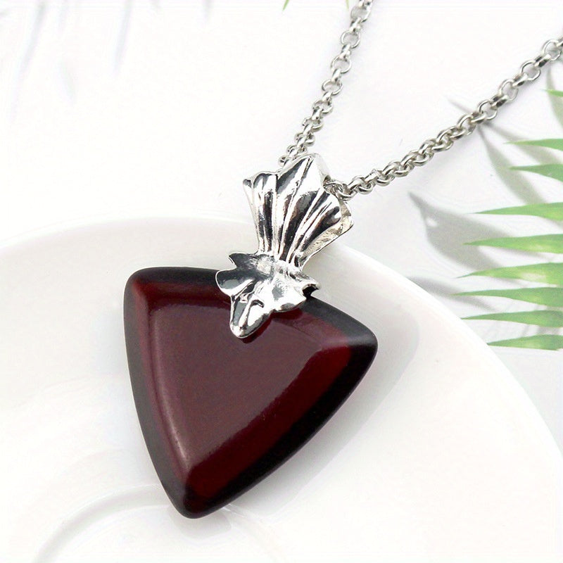 Introducing the new Fate/Zero cross-border anime peripheral - the Tohsaka Rin Heart-shaped Necklace. This pendant is suitable for both men and women, making it a portable and stylish accessory to show off your love for the series.