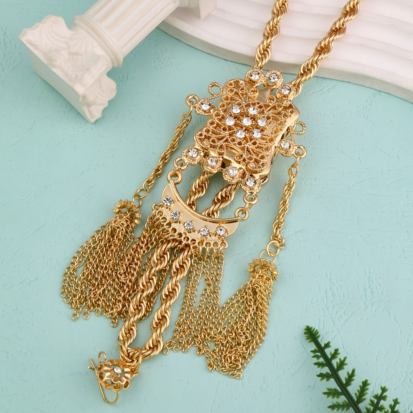 Ajoyib Vintage-uslubidagi Uzoq Marjon, porloq Rhinestone tassel pendanti bilan - to'y va tadbirlar uchun ideal.