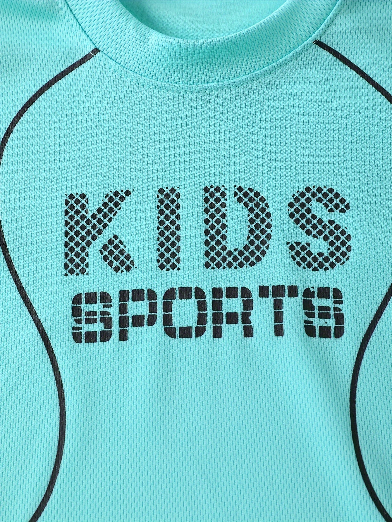 Children's quick-drying sports suit with short-sleeved shorts and KIDS SPORTS printed t-shirt, made with lightweight and comfortable quick-drying fabric.