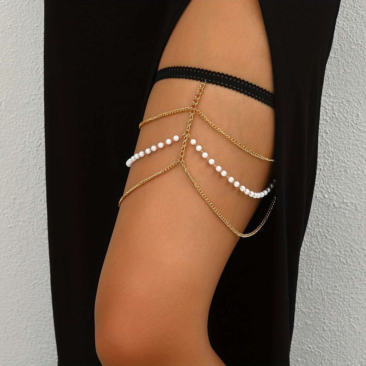 Multi-layer women's pearl leg chain with creative body chain jewelry.