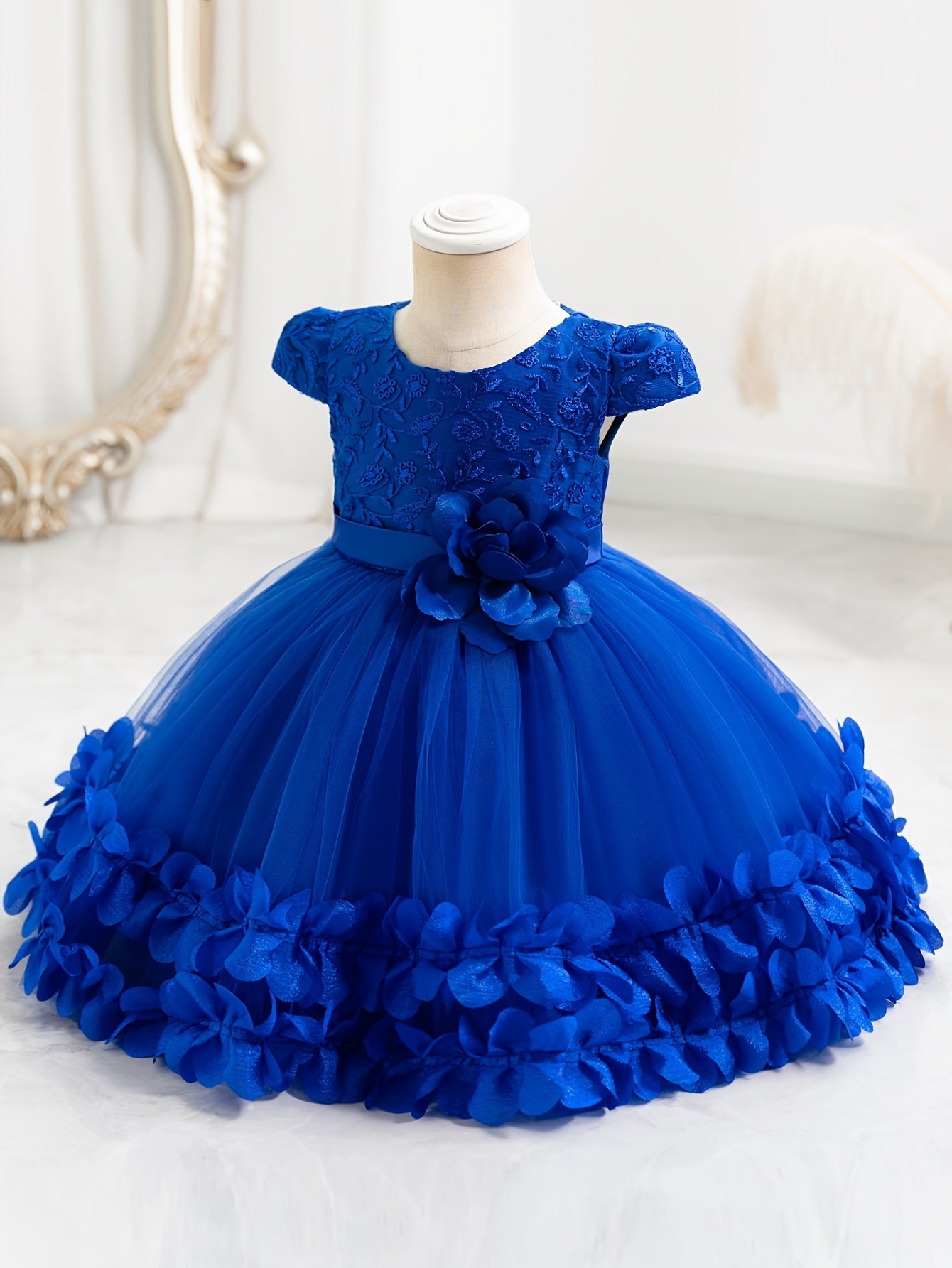 Infant's Mesh Splice Princess Dress with Flower Cap Sleeves, Ideal for Formal Events and Photography.