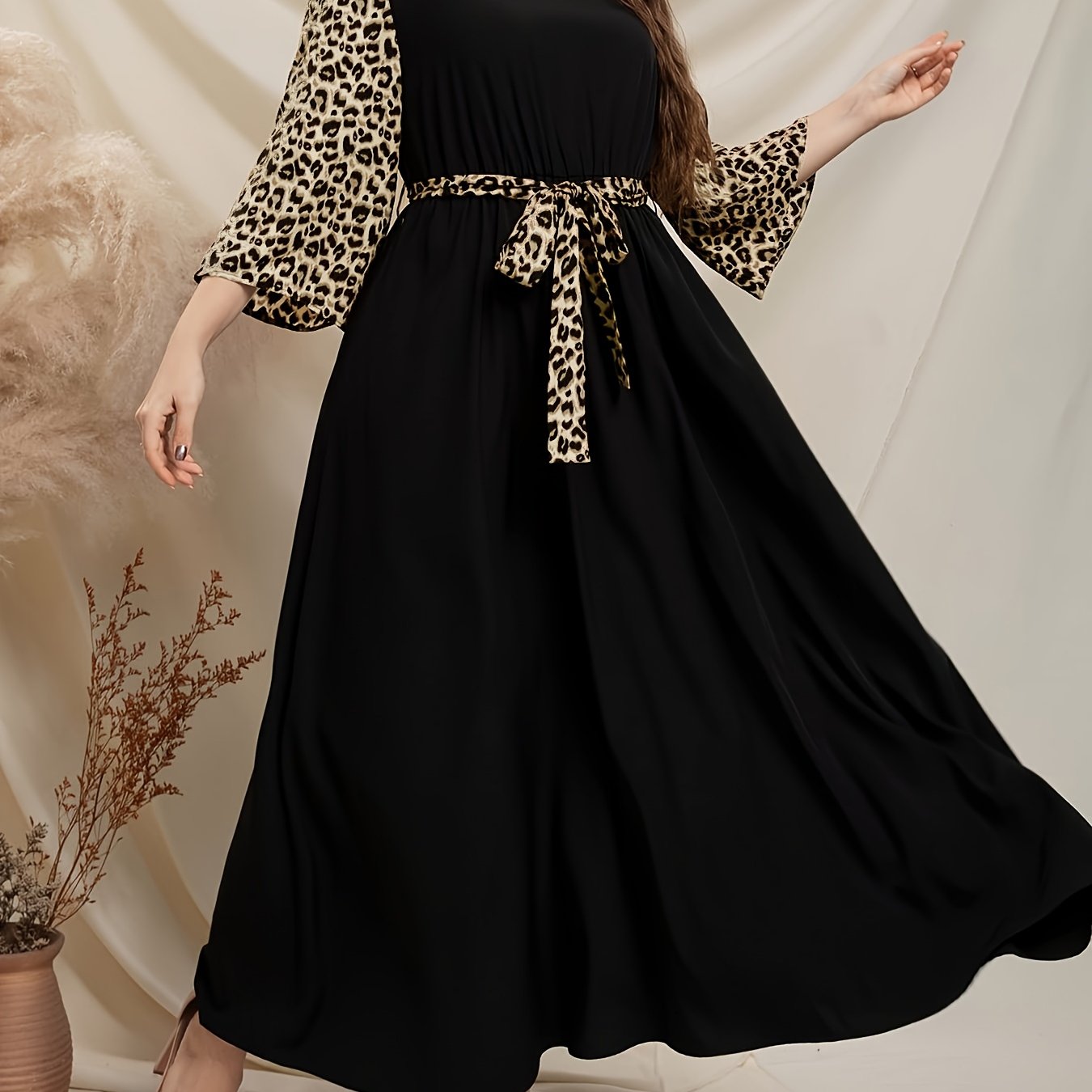 Women's elegant midi dress made of polyester leopard print with lace-up detail, crew neck, flutter sleeves, flared hem, and non-stretch fabric. Includes a belt and is available in big and