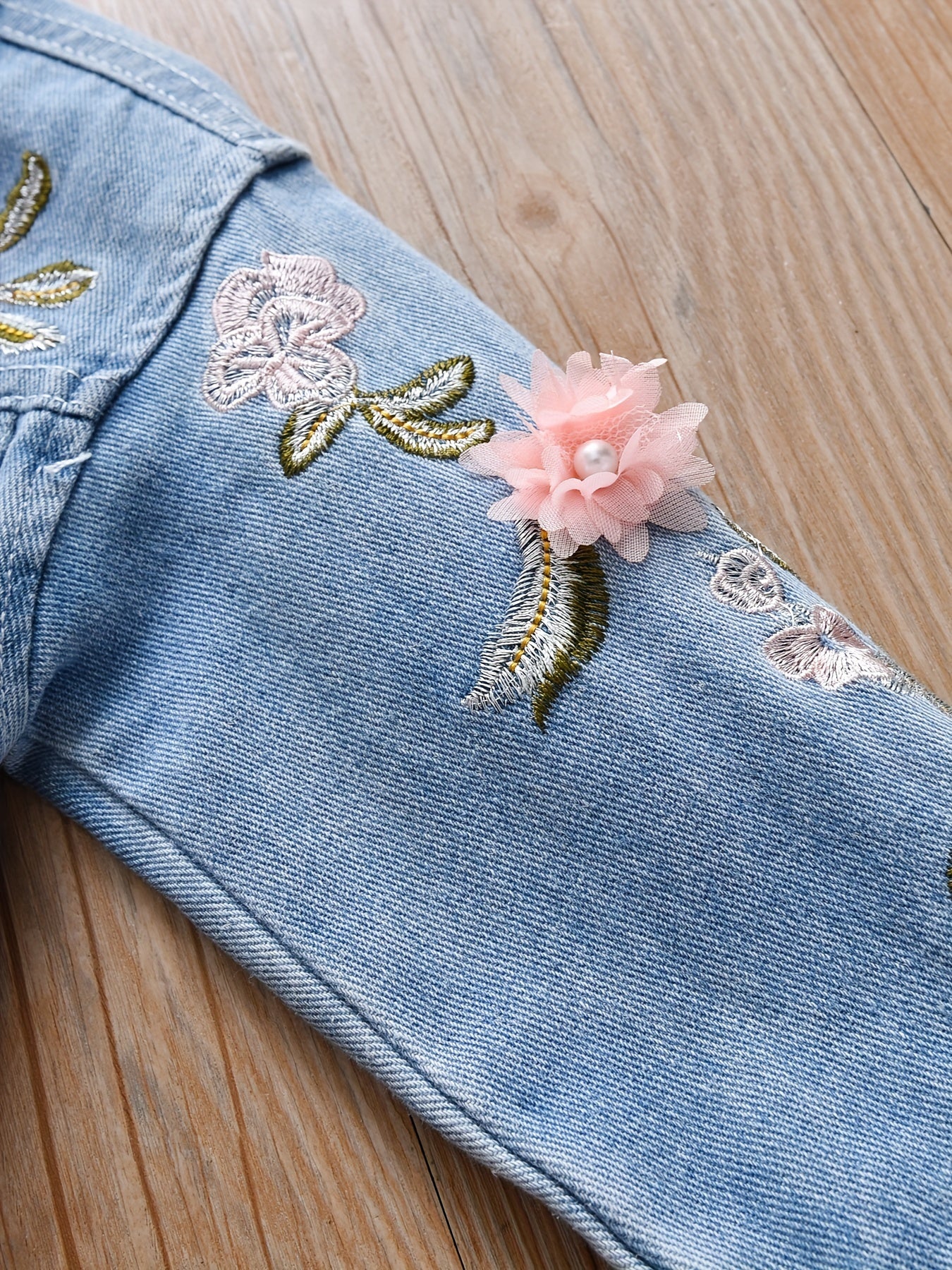 Embroidered denim jacket for girls with collar, made of cotton blend, perfect for spring/fall.