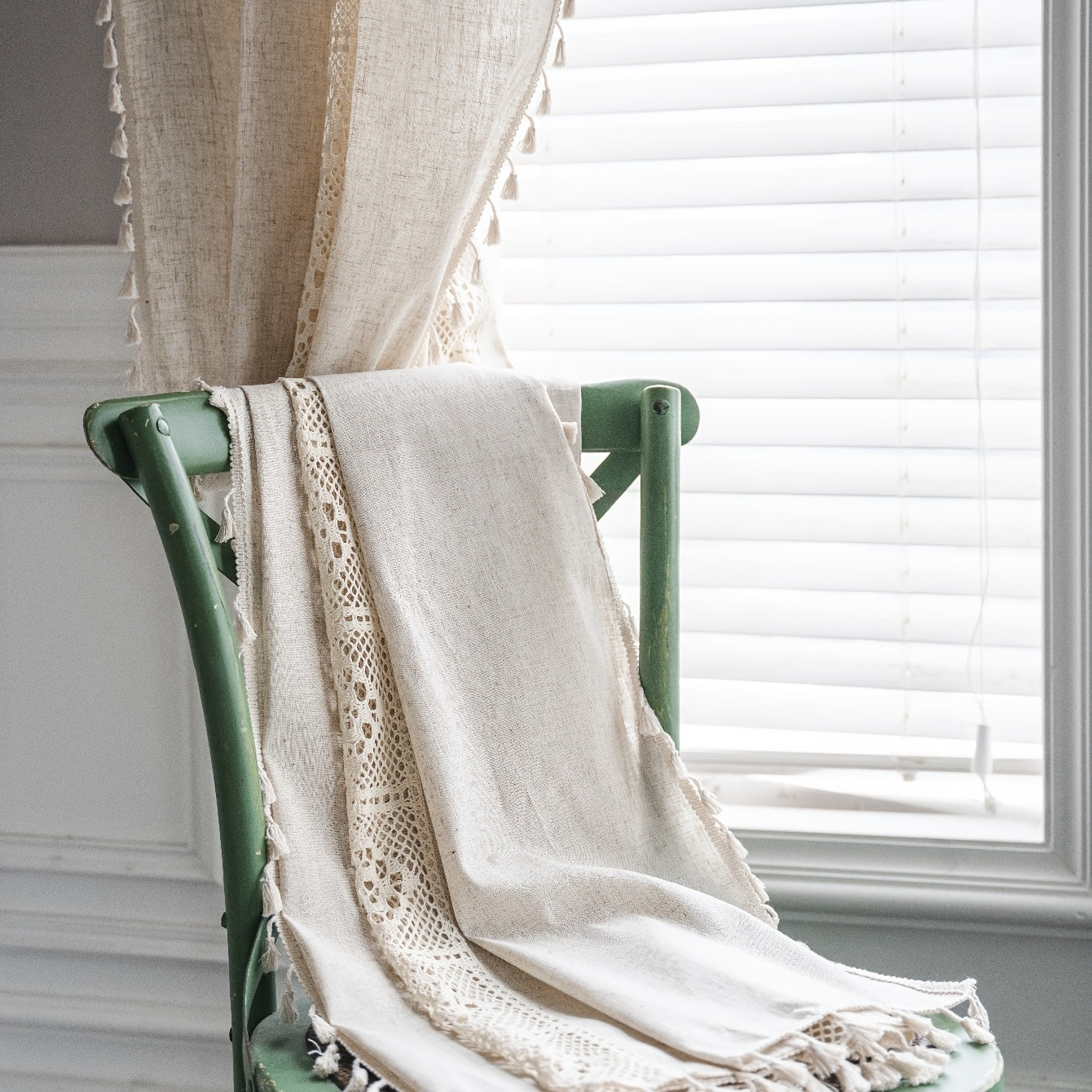 This American Farmhouse Style Curtain features a Boho Pure Linen design with decorative hollow patchwork and semi-blackout capabilities. Perfect for the living room, bedroom, bay window, dining room, kitchen, or bar, this curtain includes pocket square