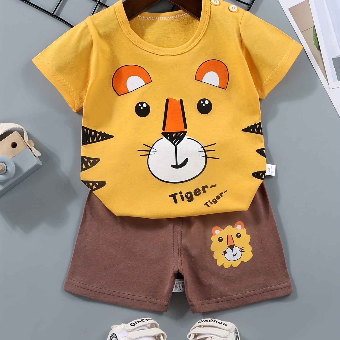 Boys' cotton color block crocodile print tee and shorts set, perfect for daily and outdoor wear in summer.