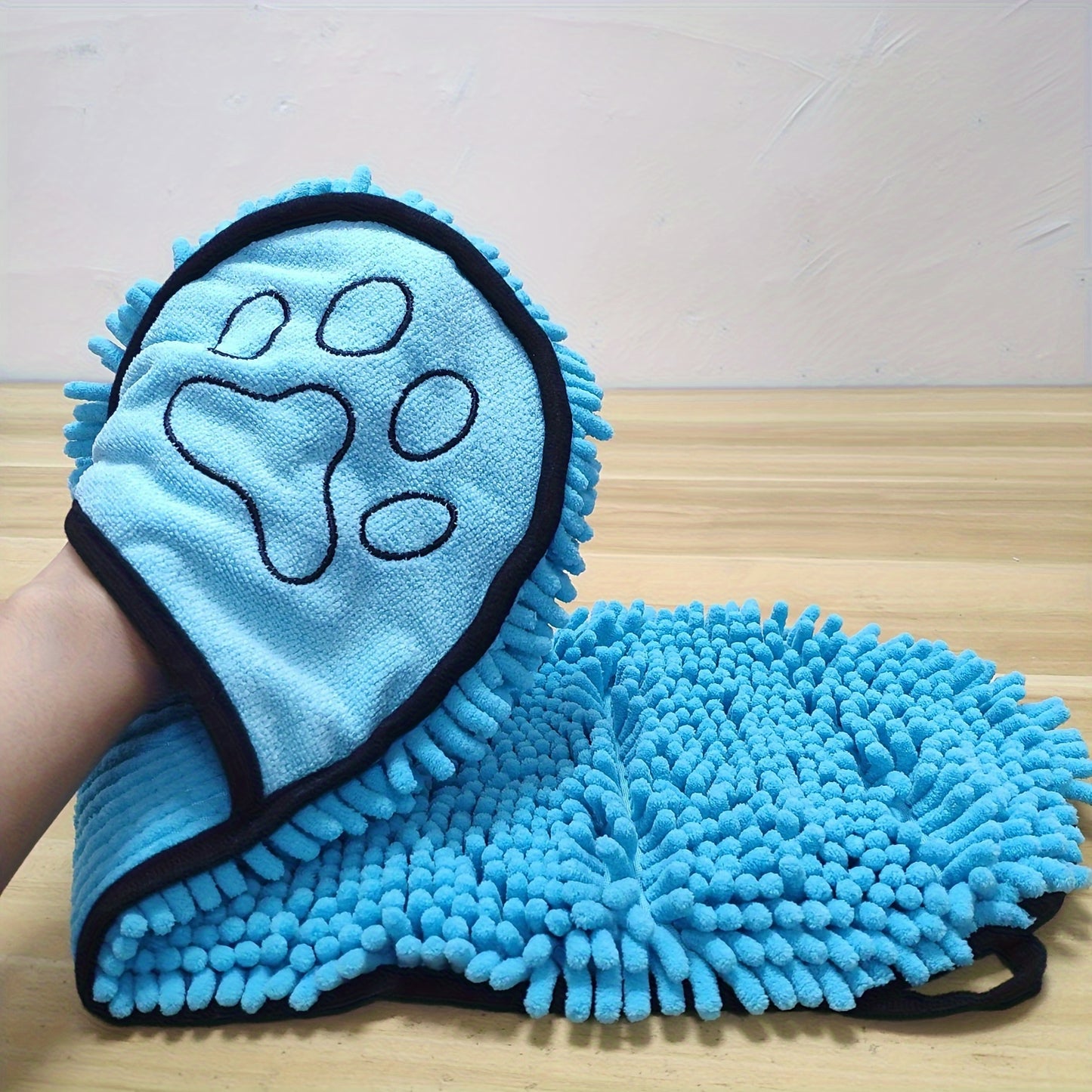 Quick drying bath towel for pets, suitable for cats, dogs, and rabbits. Glove style design for easy absorption.