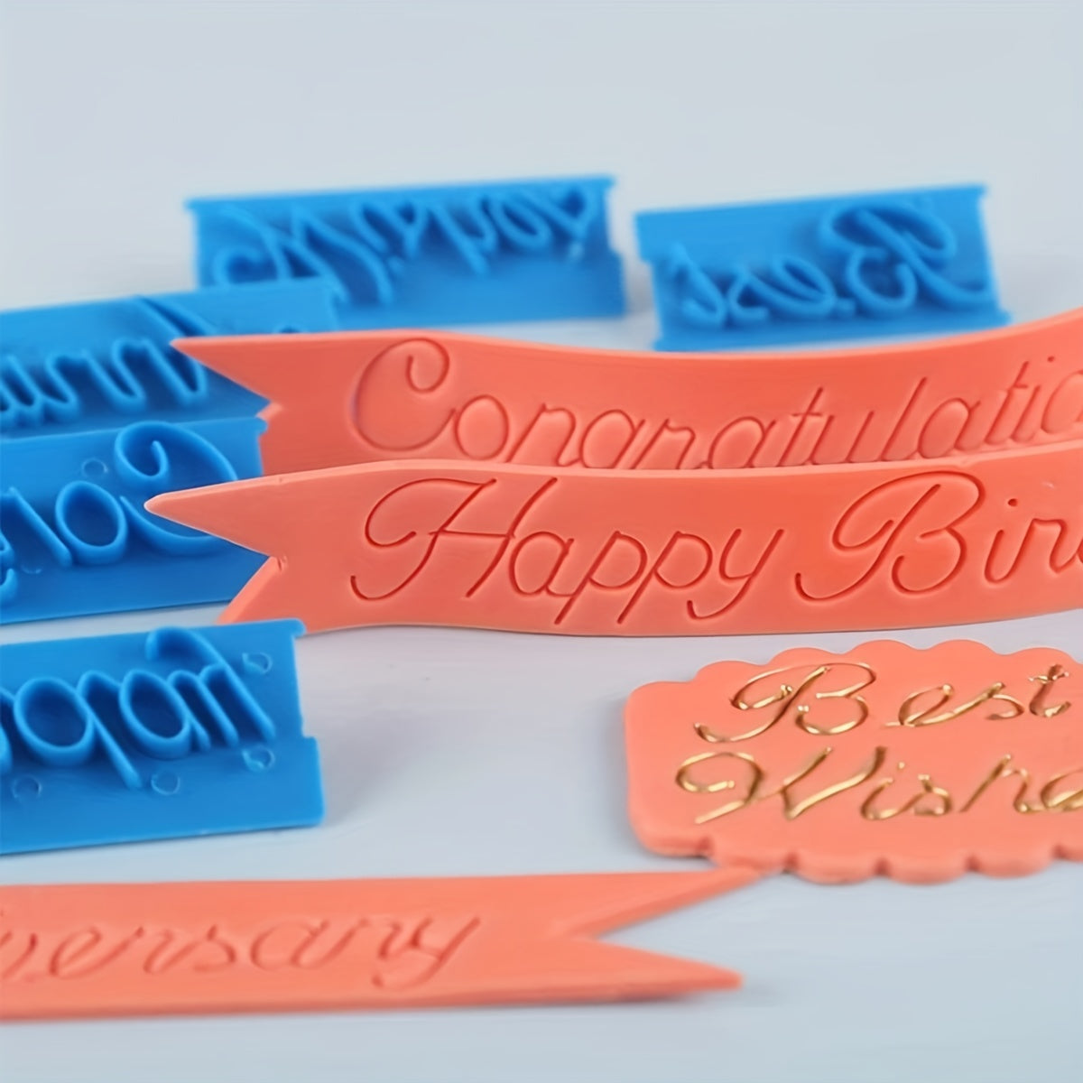 Cake press mold with creative alphabet design, ideal for decorating birthday cakes in the kitchen. Includes 6 pieces.