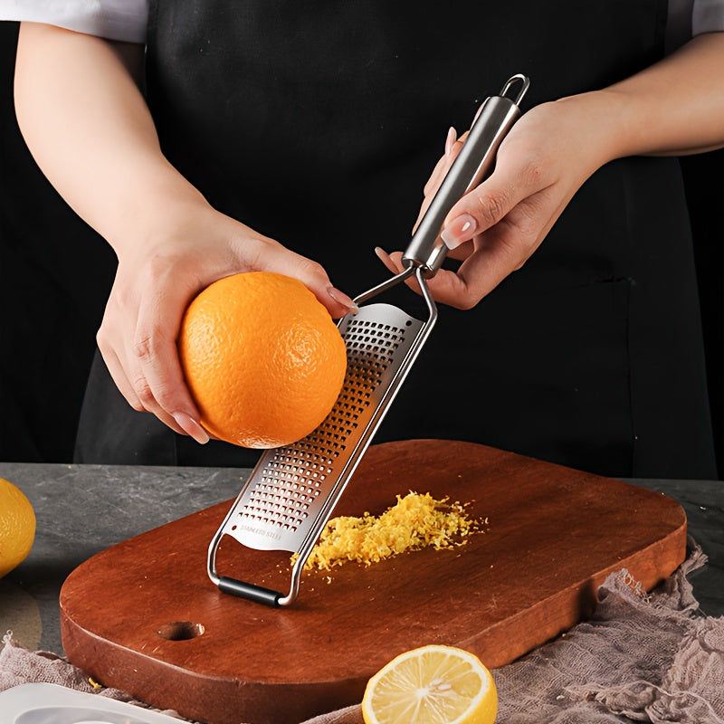 This kitchen grater is made of stainless steel and features a razor-sharp blade, ideal for grating potatoes, zucchini, carrots, apples, cabbage, and cheese. It is designed for extra coarse grating.