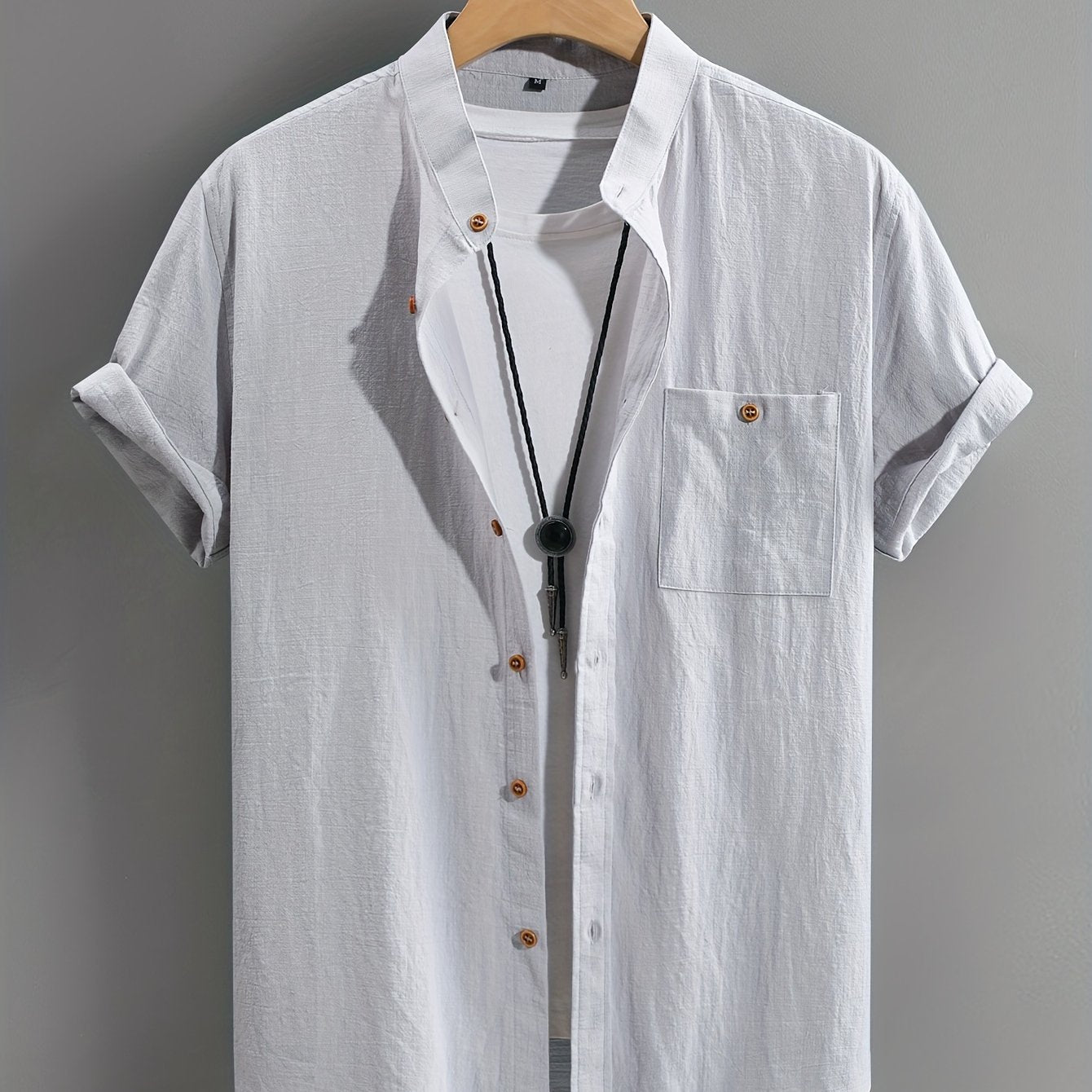 Men's casual cotton shirt in a solid color with button-up closure and chest pocket, machine washable and ideal for summer.