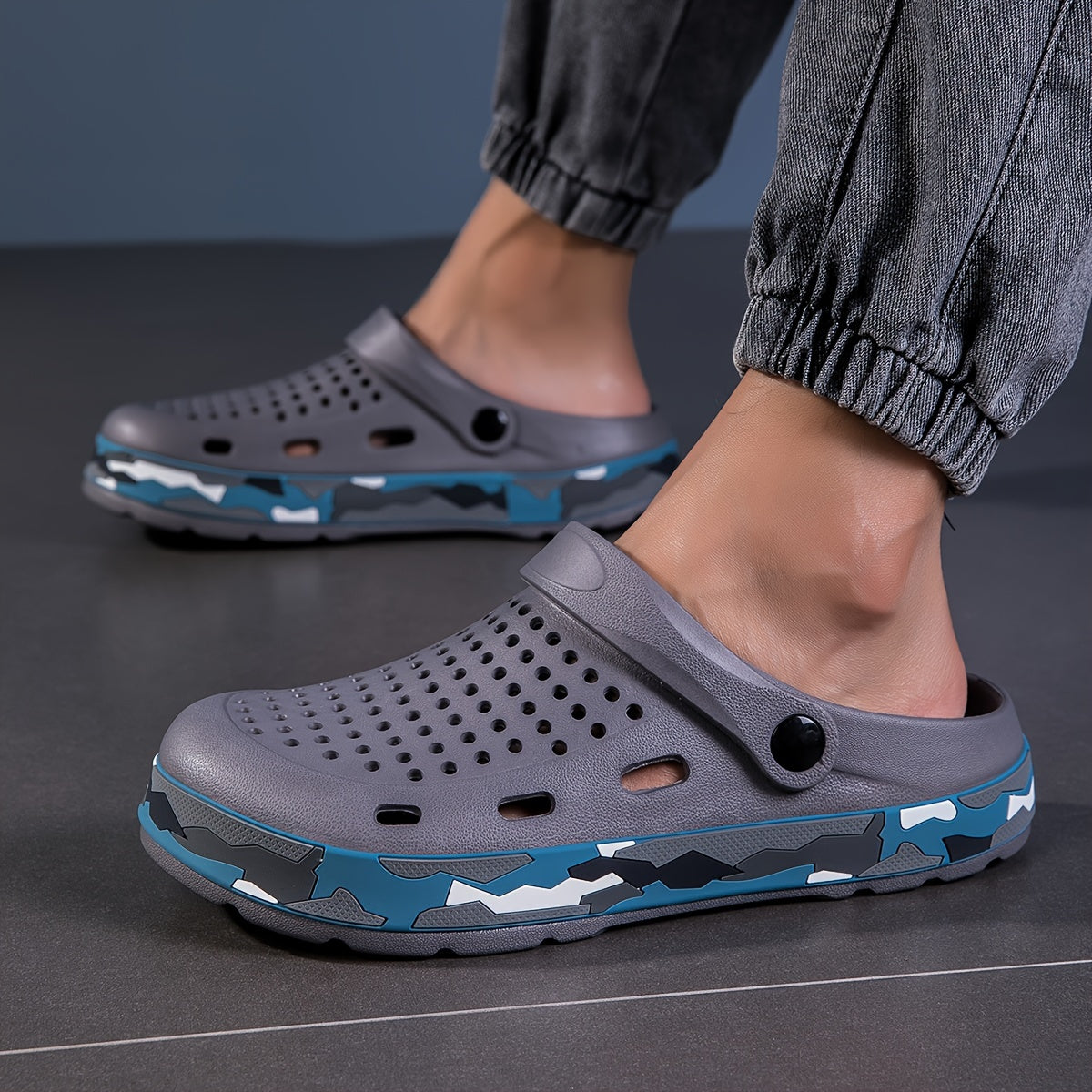 Men's trendy camouflage clogs with hollow out design, non-slip and durable EVA material for summer outdoor activities.