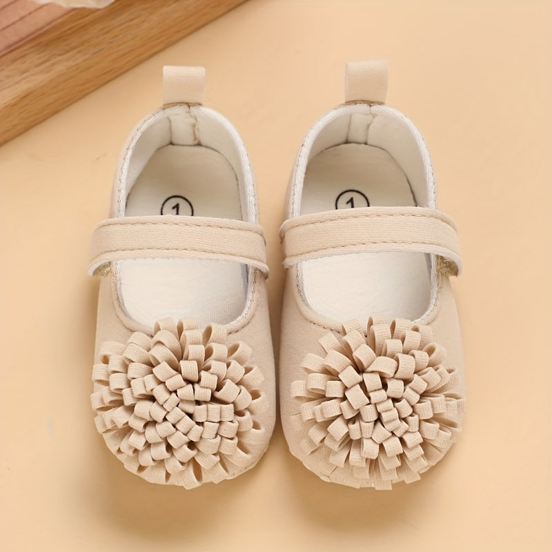 Girls' spring and autumn shoes for ages 0-1 with cute flower decorations and soft soles for comfortable first steps.