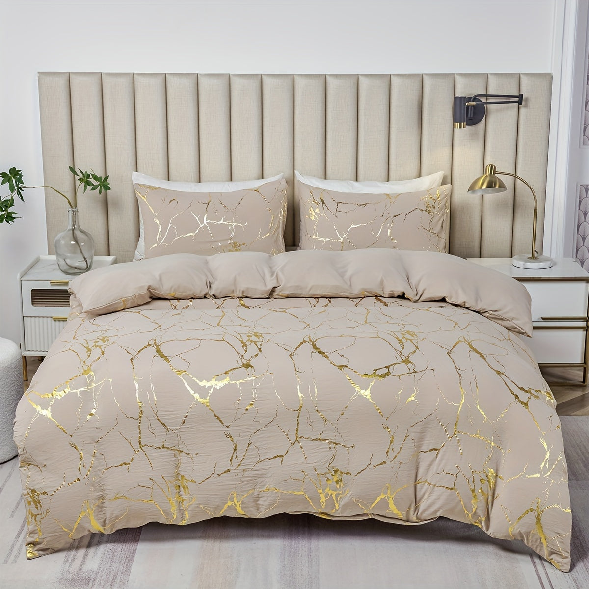 This American country style bedding set includes a duvet cover and 2 pillowcases featuring polyester marble with golden foil accents. It is available in Queen (228.6cm x 228.6cm) and King (259.08cm x 228.6cm) sizes.