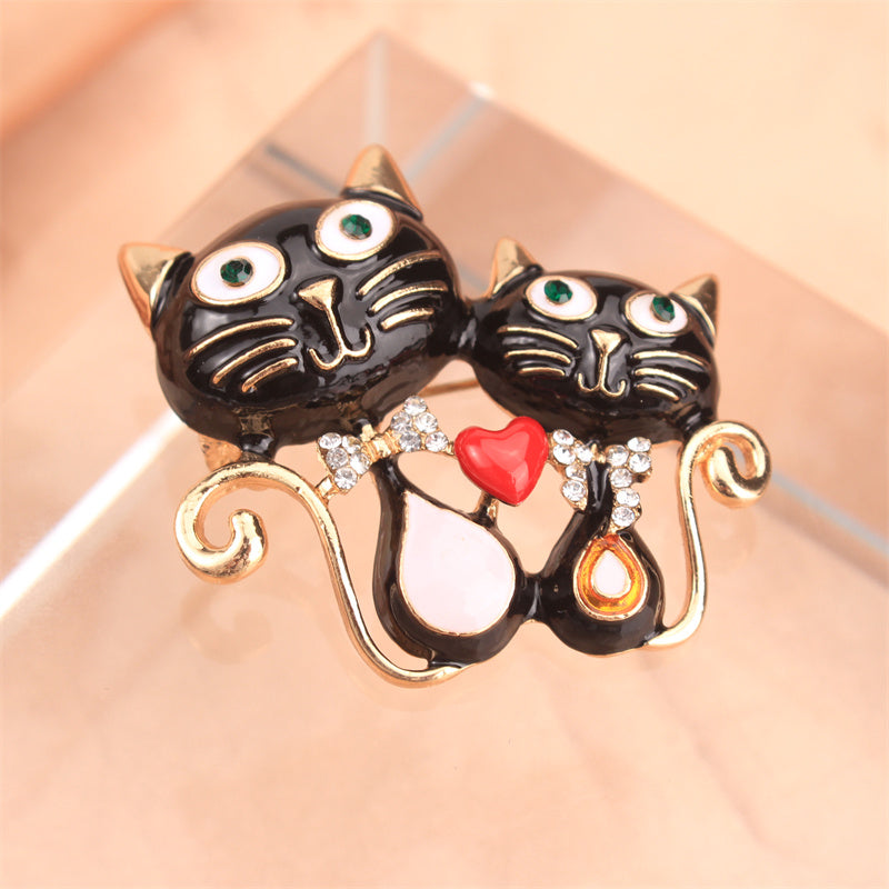 Brooch with Cartoon Cat Pattern and Rhinestone Inlay, Perfect for Women's Clothing, Lapel Pin for Dresses, Coats, and Sweaters, A Stylish Corsage Accessory