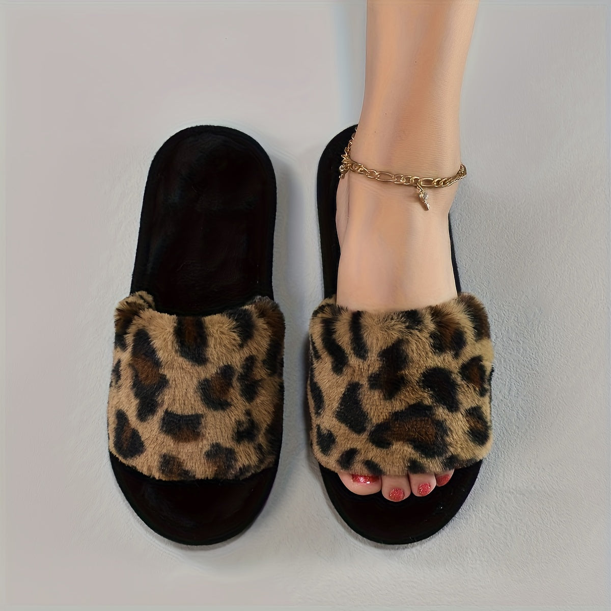 Women's leopard print open-toe slippers made of soft faux fur with breathable EVA sole. Casual and cozy home footwear.