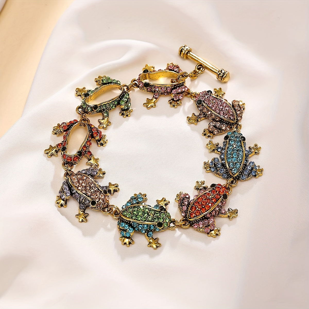 Vintage Frog Charm Bracelet with Chic Elegance - Featuring Shimmering Rhinestone Details, Crafted from Zinc Alloy, Ideal for Everyday Wear and Festive Events, Adds a touch of Allure