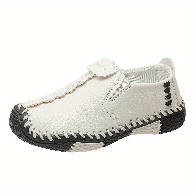 Breathable faux loafers for boys, ideal for spring and autumn. Features stitched details and a comfortable single sole.