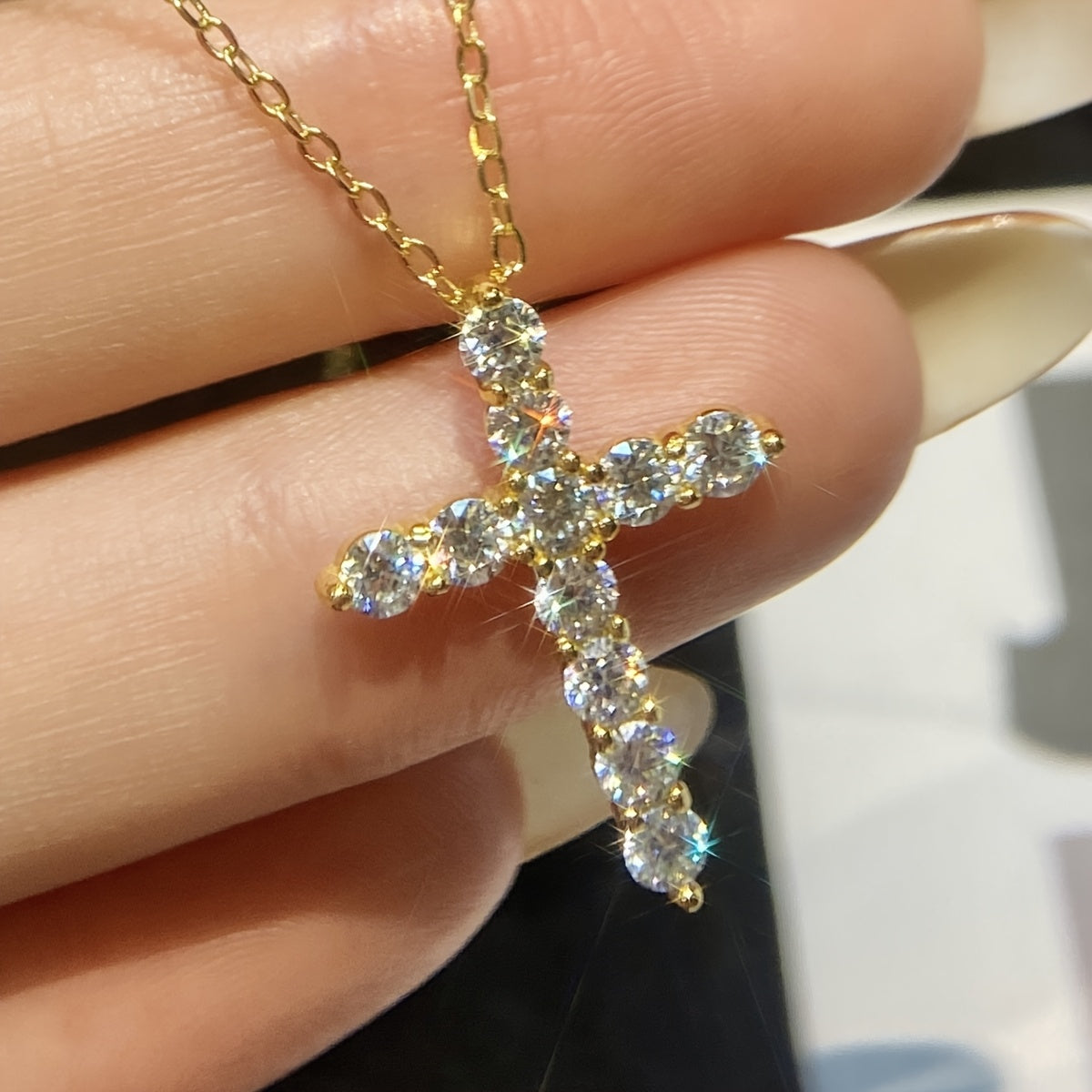 The stunning Mozambique stone cross pendant necklace features a 1.1 carat stone set in S925 sterling silver, making it a luxurious Valentine's Day gift for the special lady in your life. This exquisite piece of ladies' jewelry includes 11 0.1 carat