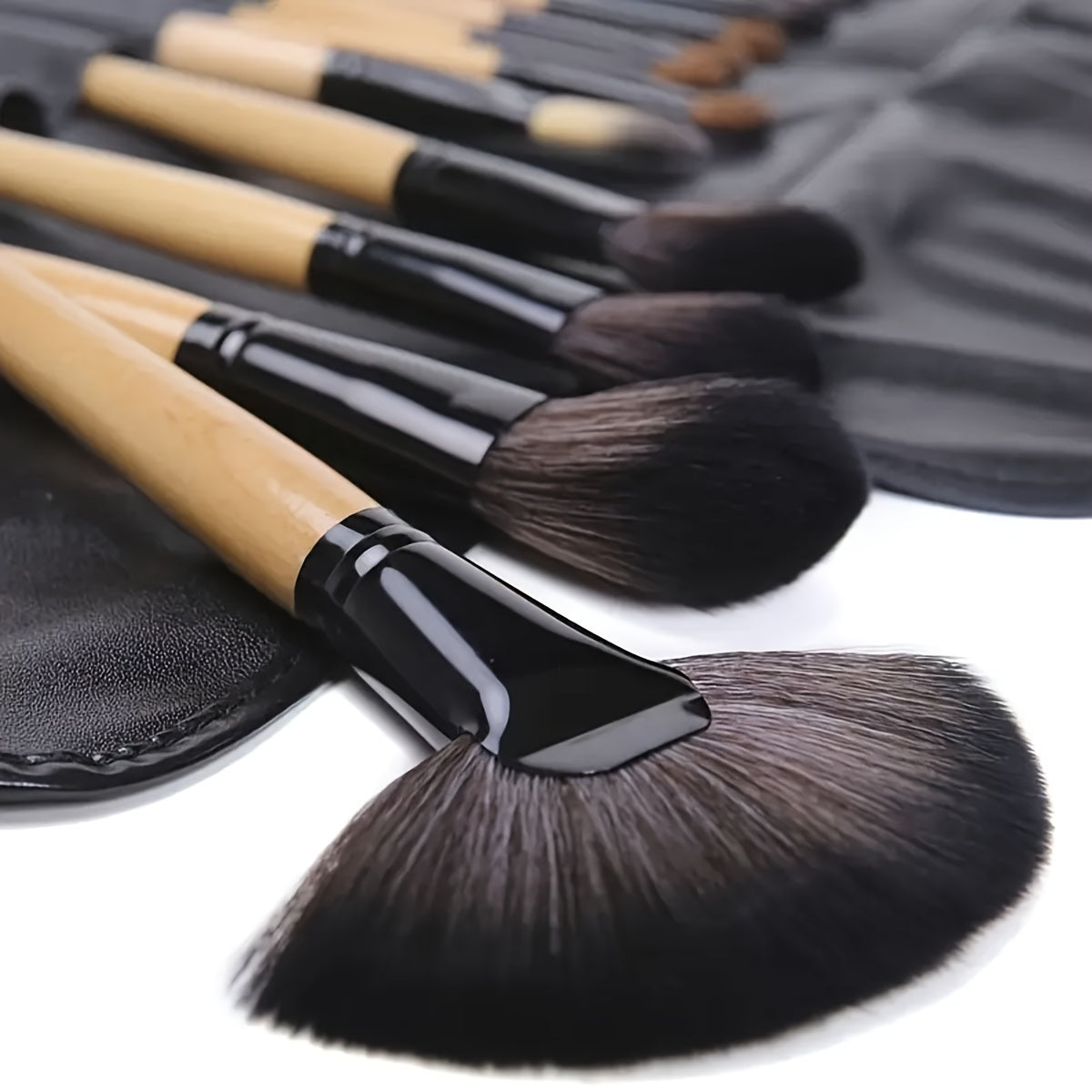 24-piece makeup brush set with oval brushes made of polyester bristles and ABS handles, suitable for normal skin. Versatile tools for applying foundation, eyeshadow, and contouring, perfect