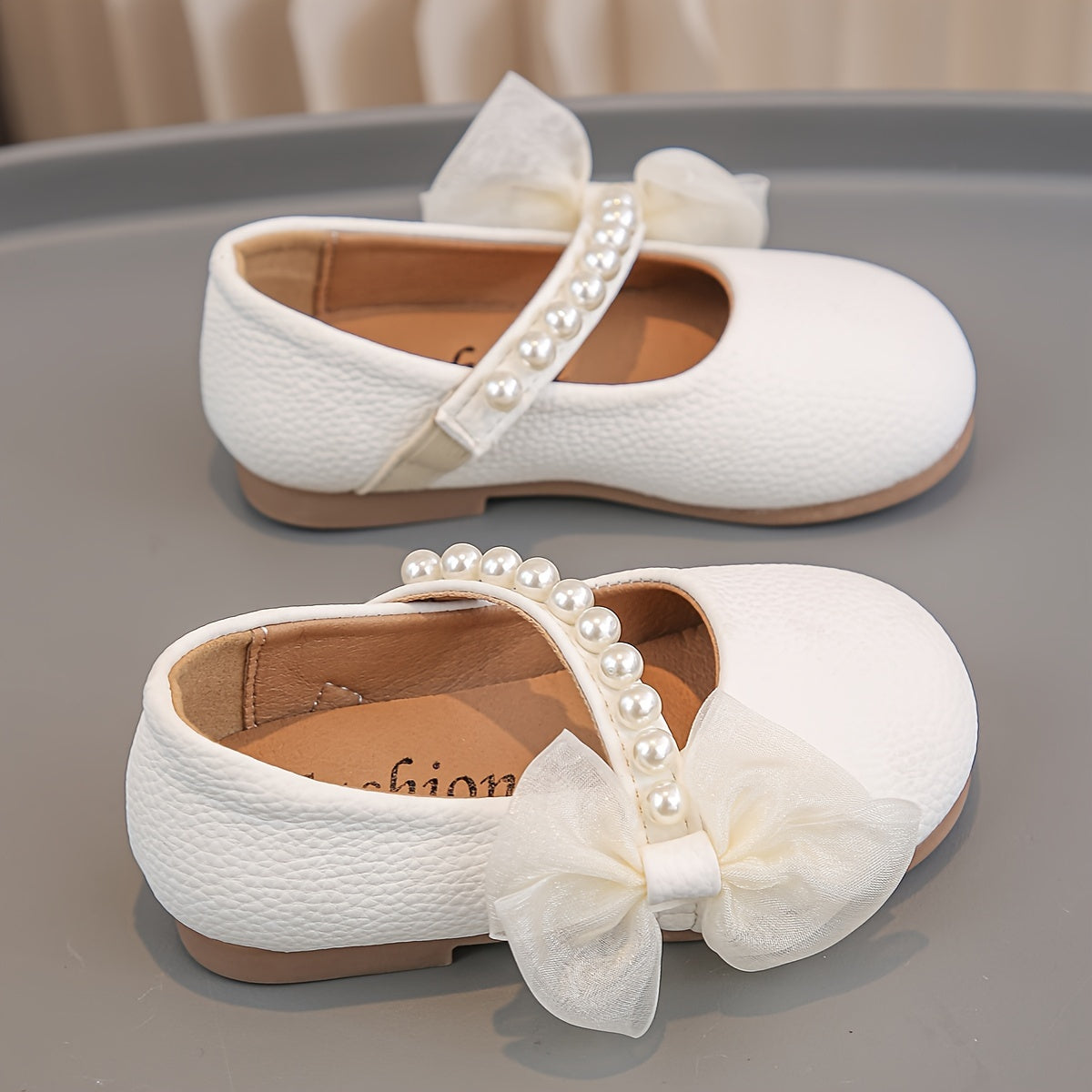 Stylish pearl bow Mary Jane shoes for girls, perfect for parties and weddings. Lightweight and breathable for spring and summer.