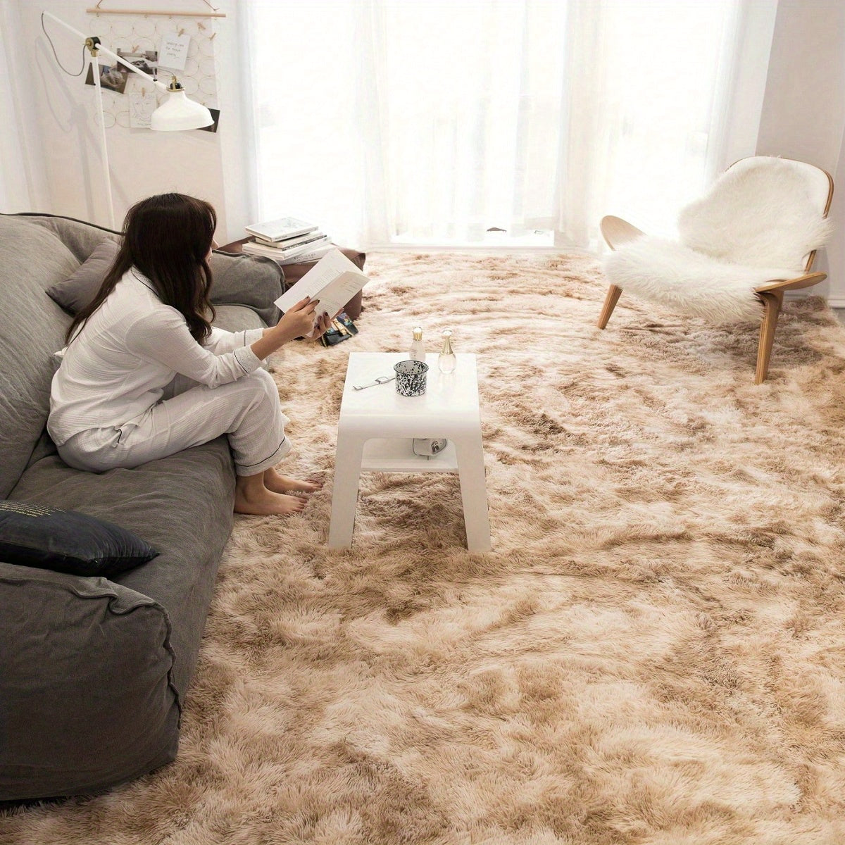 Elevate your space with our 1pc Stylish Simple Tie-dye Long Pile Carpet. This soft and comfortable rug is free of formaldehyde and any peculiar smell. It features non-shedding and non-fading qualities, making it perfect for a variety of spaces including