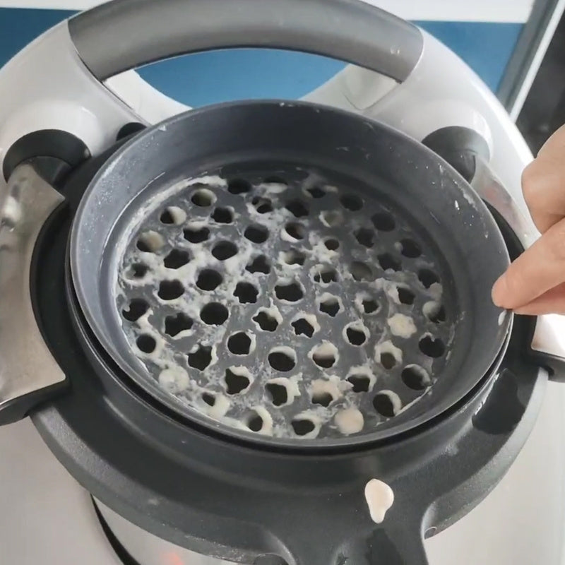 "Thermomix SPAETZLE tayyorlash uchun qo'shimcha to'plami katta teshikli qozon qopqog'i, xamir tarqatuvchi va TM6 TM5 uchun oziq-ovqat darajasidagi plastik oshxona aralashtirgich aksessuarini o'z ichiga oladi. Ofisda foydalanish uchun mukammal."