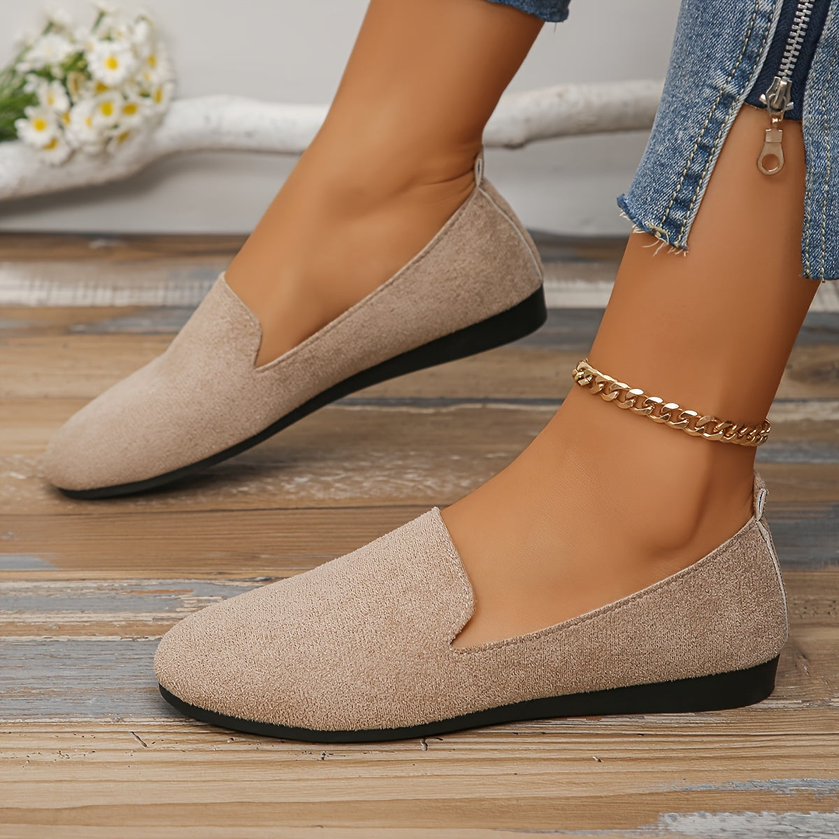 Women's lightweight solid color flat shoes with soft sole, ideal for work and daily wear.