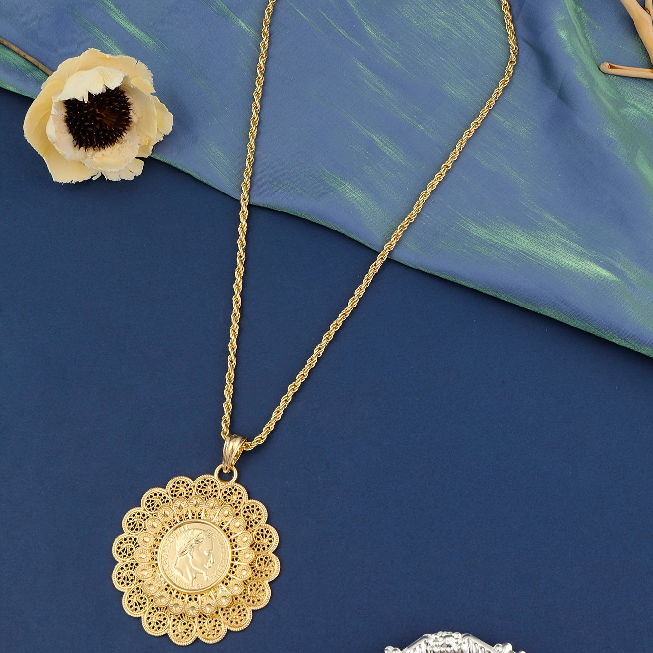 Adjustable Zinc Alloy Necklace with Round Flower Pendant in Golden Color - Stylish Neck Jewelry