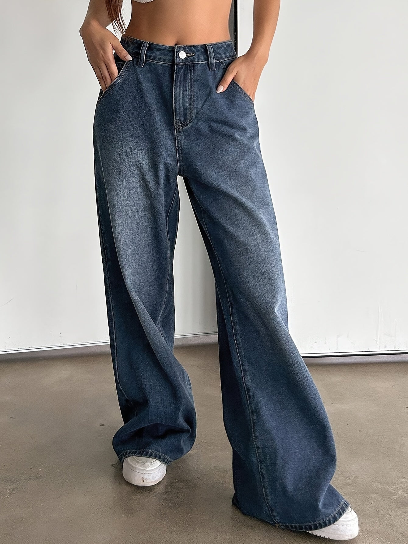 Jeans with multiple pockets for versatile style - Women's casual denim.